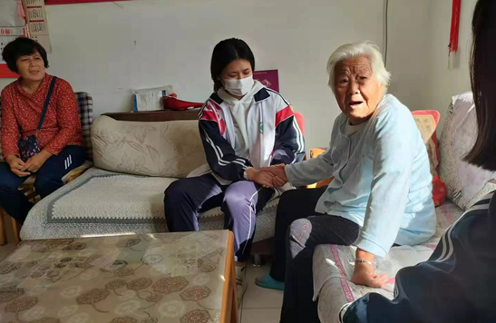 “敬老月• 爱心小分队”走进社区——尊老爱老，我们在行动！(图2)